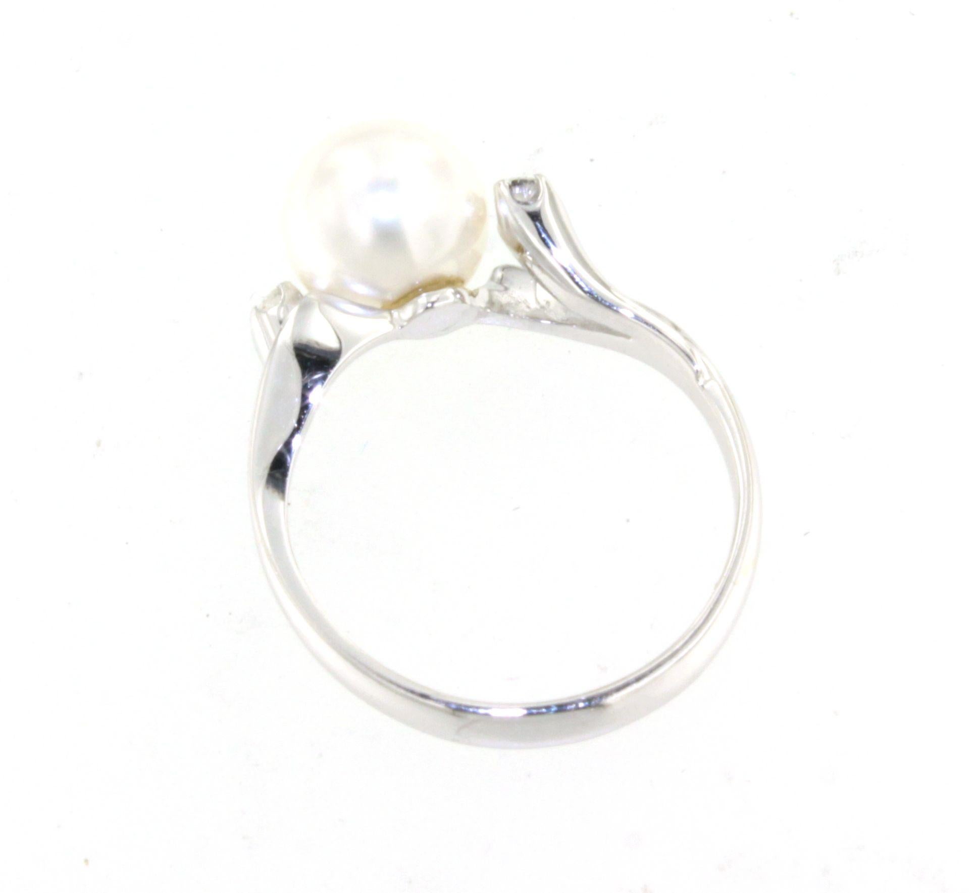Anello classico senza tempo in oro bianco 18 Kt con diamanti bianchi e perle da cocktail in vendita 6