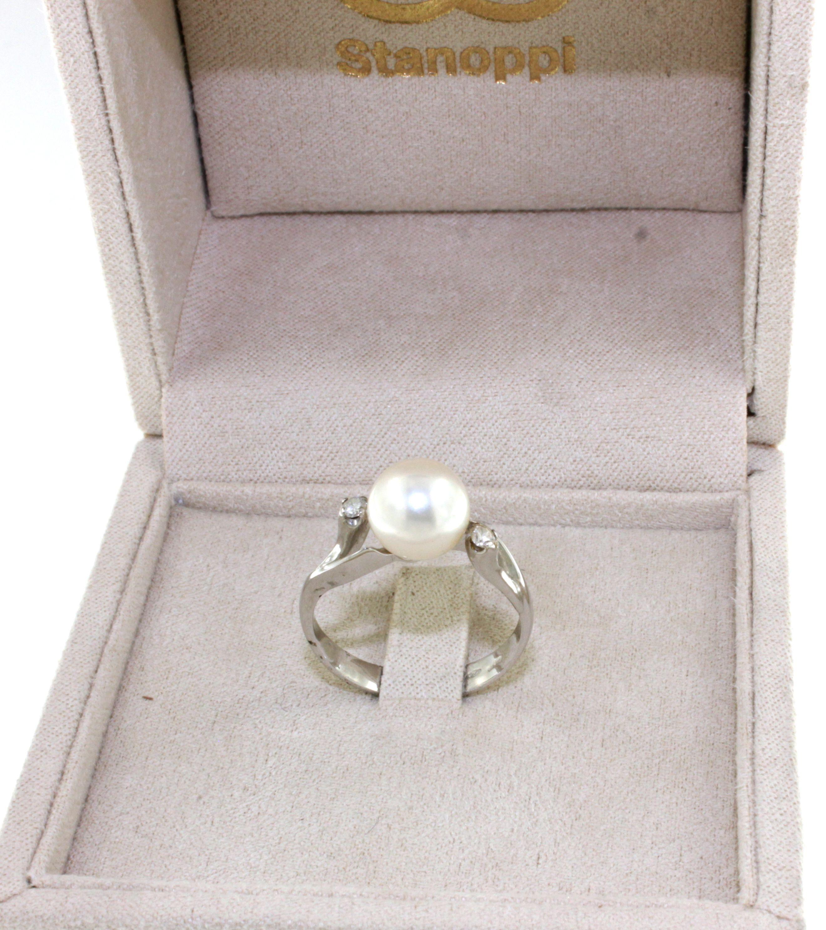 Artigiano Anello classico senza tempo in oro bianco 18 Kt con diamanti bianchi e perle da cocktail in vendita