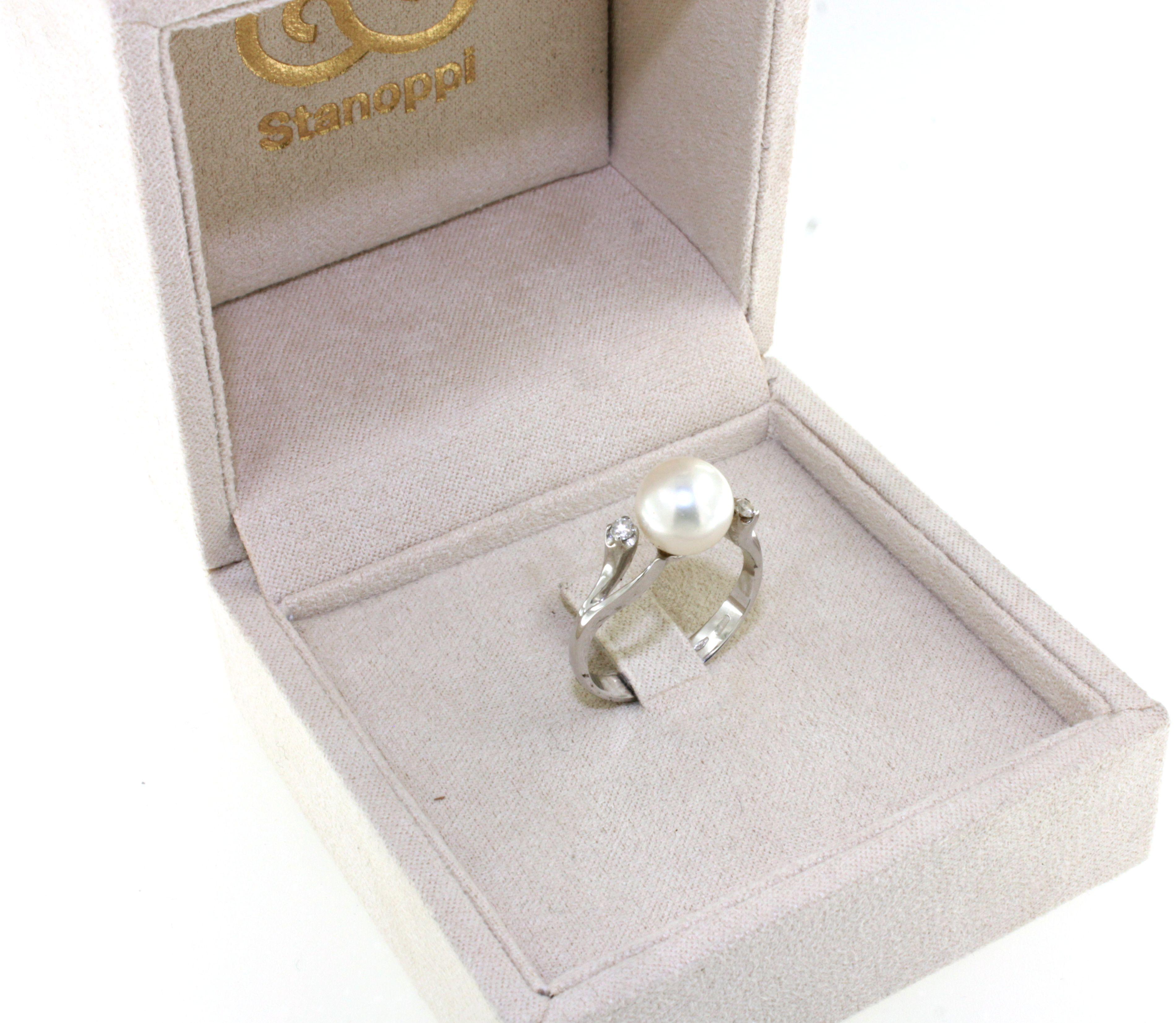 Anello senza tempo in oro bianco con perla coltivata mm8,00 e diamanti bianchi cts 0,10
anello classico ed elegante ideale per un anniversario, per una proposta di matrimonio, per un compleanno, per la nascita di un bambino. I gioielli Stanoppi sono