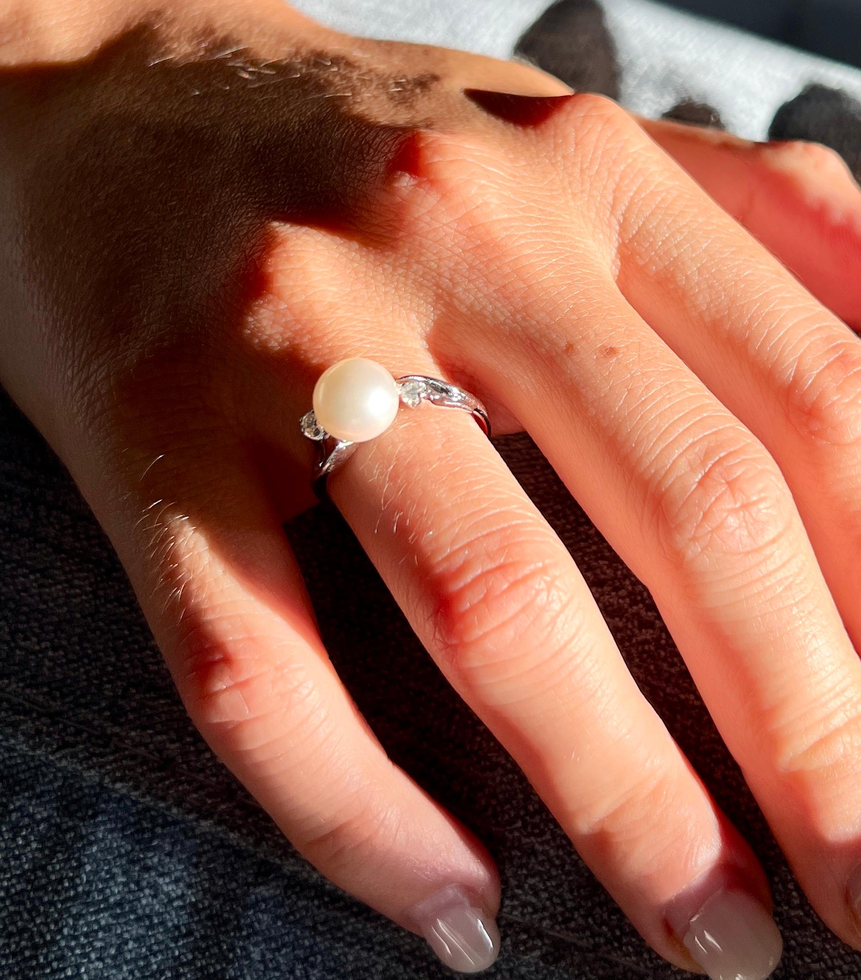 Anello classico senza tempo in oro bianco 18 Kt con diamanti bianchi e perle da cocktail in vendita 8