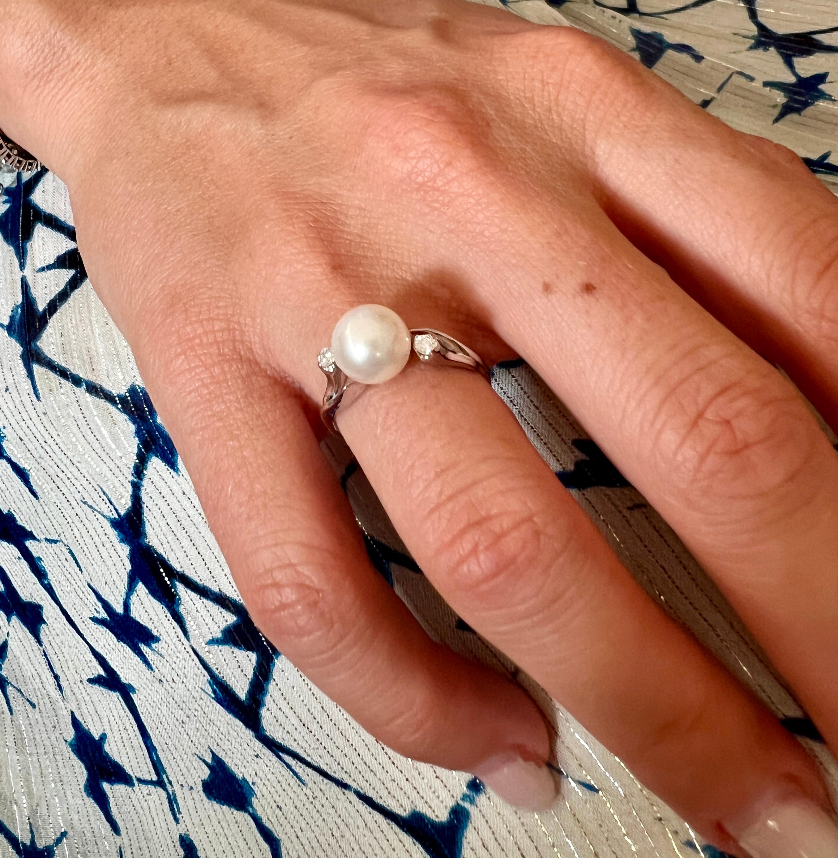 Anello classico senza tempo in oro bianco 18 Kt con diamanti bianchi e perle da cocktail in vendita 9