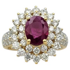 Bague de cocktail en or jaune 14 carats, sertie d'un rubis de taille ovale et d'un halo de deux rangées de diamants