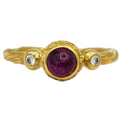 Kabana-Ring mit drei Cabochon-Rubinen und Diamanten aus 22-Karat-Gelbgold