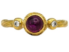 Kabana-Ring mit drei Cabochon-Rubinen und Diamanten aus 22-Karat-Gelbgold