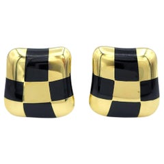 Orecchini vintage di Angela Cummings con intarsi smaltati a scacchiera in oro giallo 18 carati