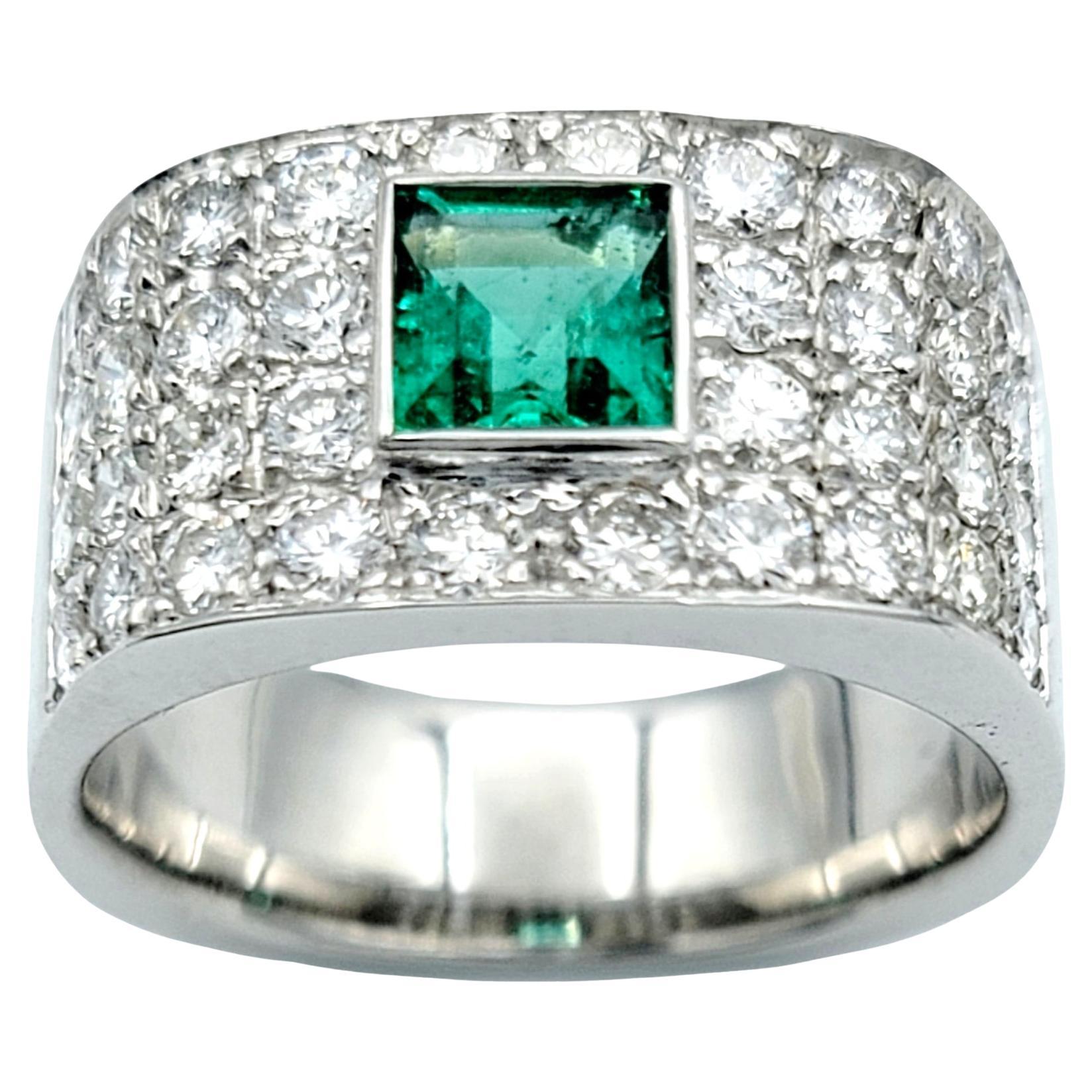 Bague à anneau en or 18 carats avec émeraude taille émeraude carrée et diamants ronds multi-rangs