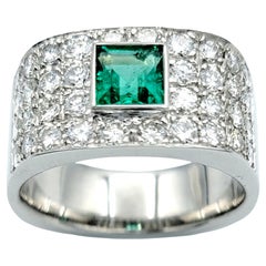 Anello a fascia con smeraldo quadrato e diamanti rotondi a più file in oro 18 carati