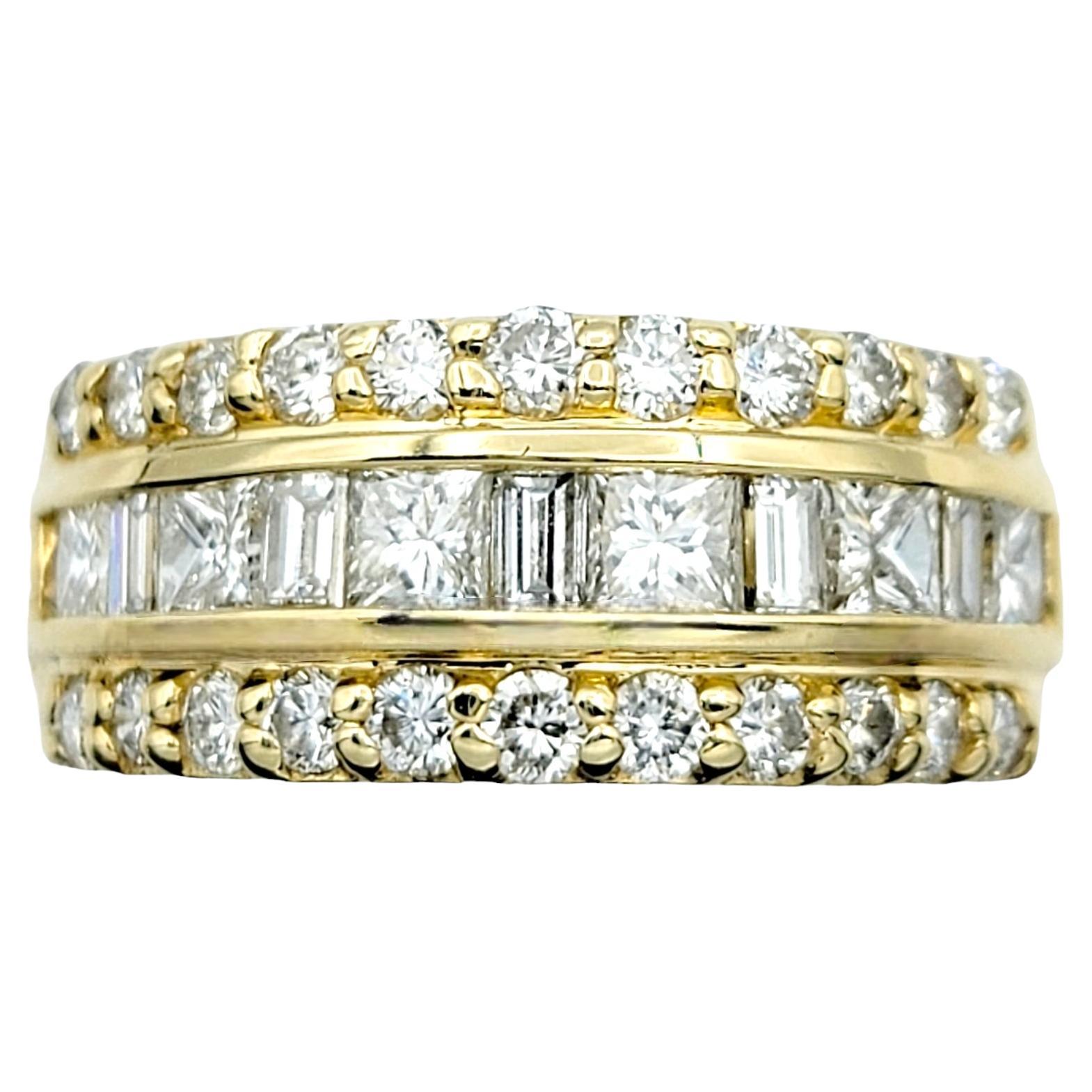 Anillo de oro de 14 quilates con tres filas de diamantes redondos, talla princesa y baguette semieternas
