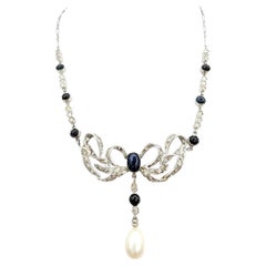 Vintage-Halskette aus Platin mit Diamanten, Saphiren und Zuchtperlen in Tropfenform