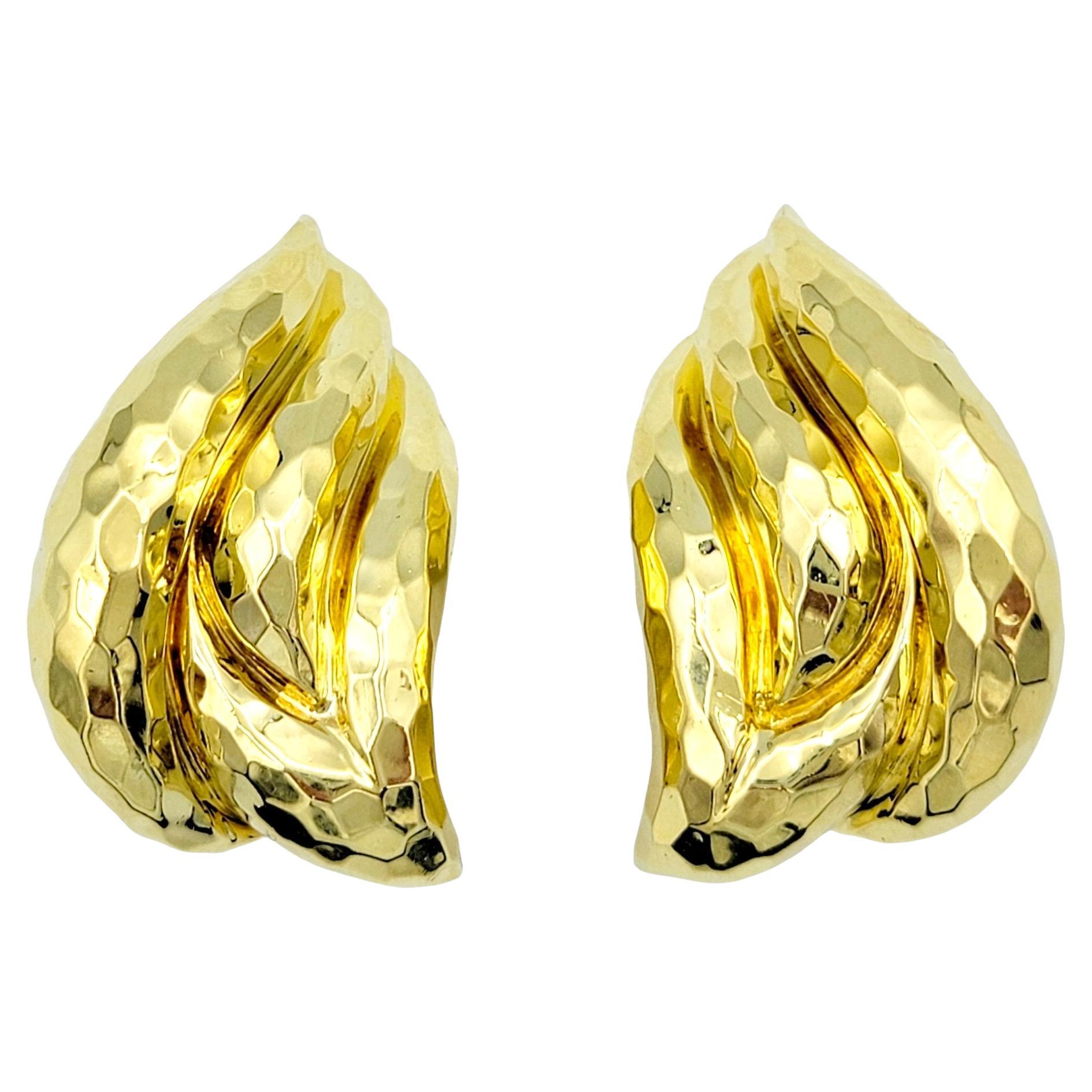 Juego de pendientes de clip grandes con acabado martillado Henry Dunay de oro amarillo de 18 quilates