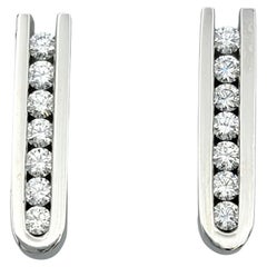 Pendientes Scott Gauthier de Oro Blanco de 14 Kilates con Barra Vertical de Diamantes Redondos