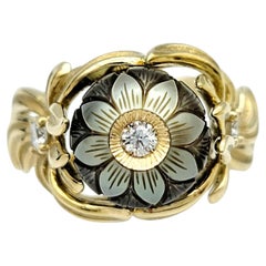 Galatea – Ring mit Diamanten und handgeschnitzten Zuchtperlen in auffälliger Blumenform, 14-karätiges Gold