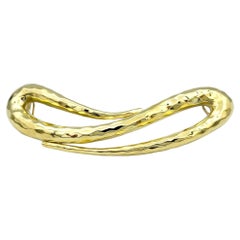 Ciondolo a slitta "Open Loop" di Henry Dunay, finitura martellata, oro giallo 18 carati