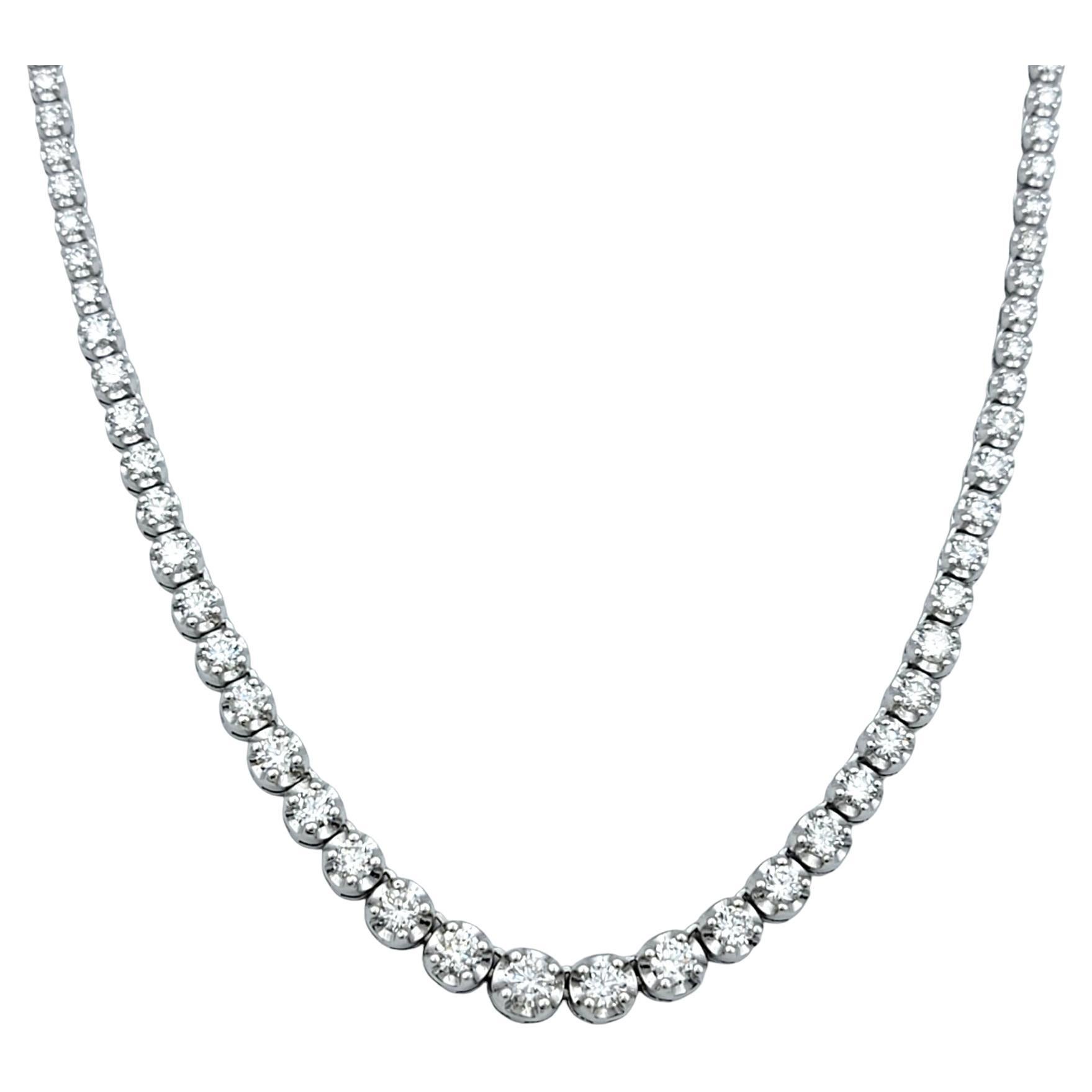 Collar tipo «tenis» con diamantes redondos de diferentes tamaños y cierre tipo bolo ajustable, en oro de 14 quilates