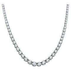 Collar tipo «tenis» con diamantes redondos de diferentes tamaños y cierre tipo bolo ajustable, en oro de 14 quilates