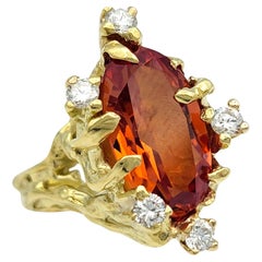 4,68 Karat Lab Grown Spinell Faux Bois Ring mit Diamanten aus 18 Karat Gelbgold