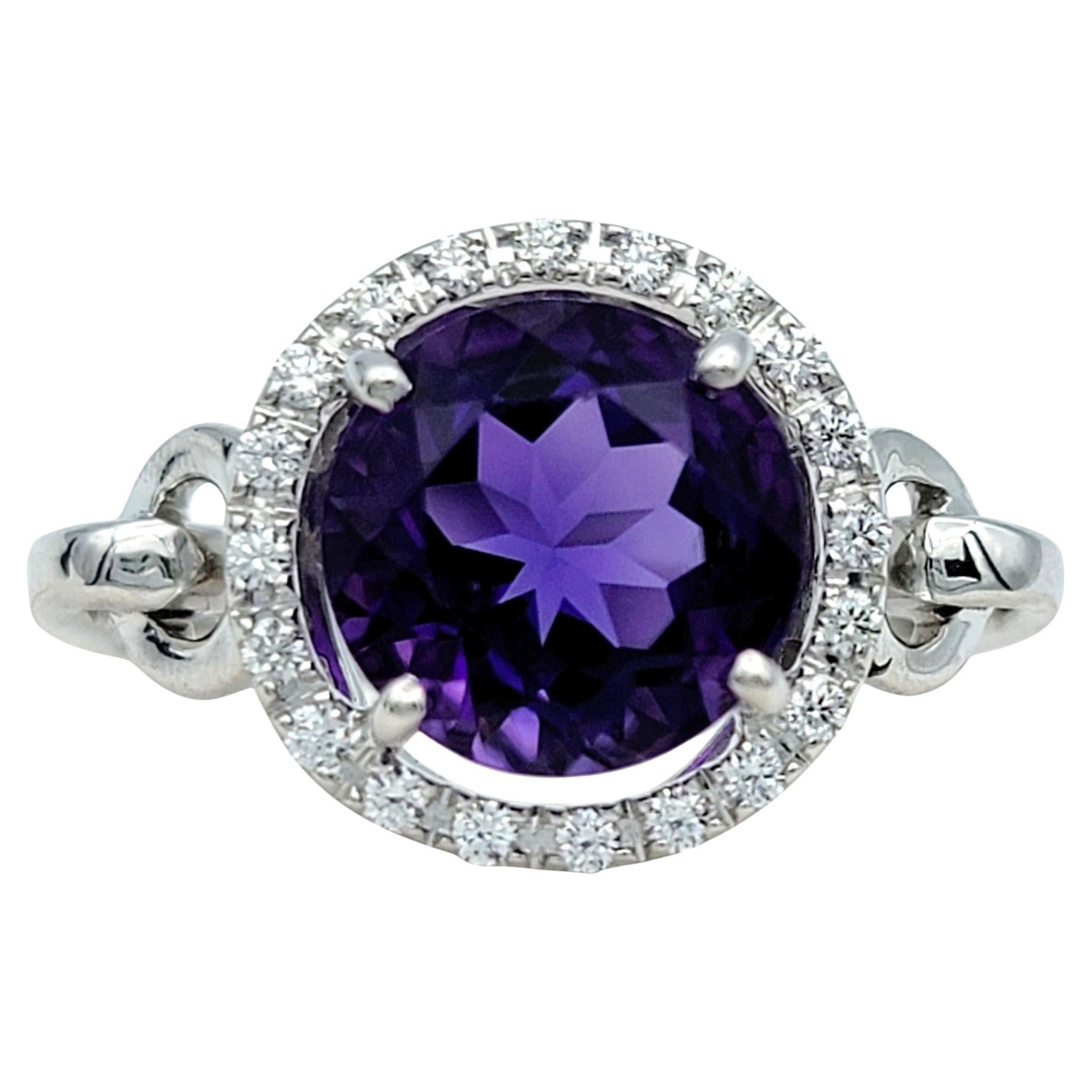 Anillo de cóctel de amatista de corte redondo y halo de diamantes en oro blanco de 14 quilates