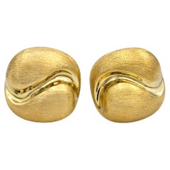 Peter Wong Ohrringe aus 18 Karat Gelbgold mit poliertem und gebürstetem Swirl-Inlay