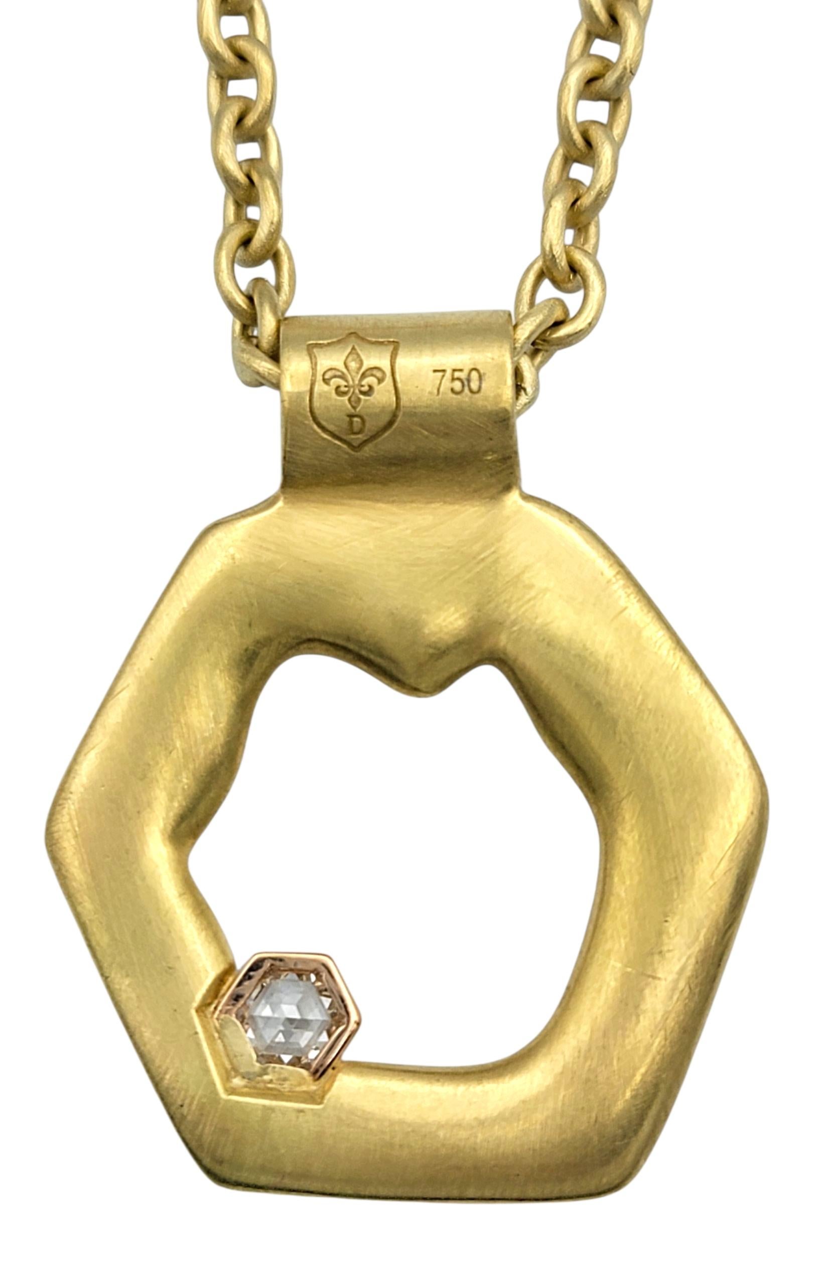 Donna Collana con ciondolo esagonale di diamanti e rubini multicolore in oro giallo 18 carati in vendita