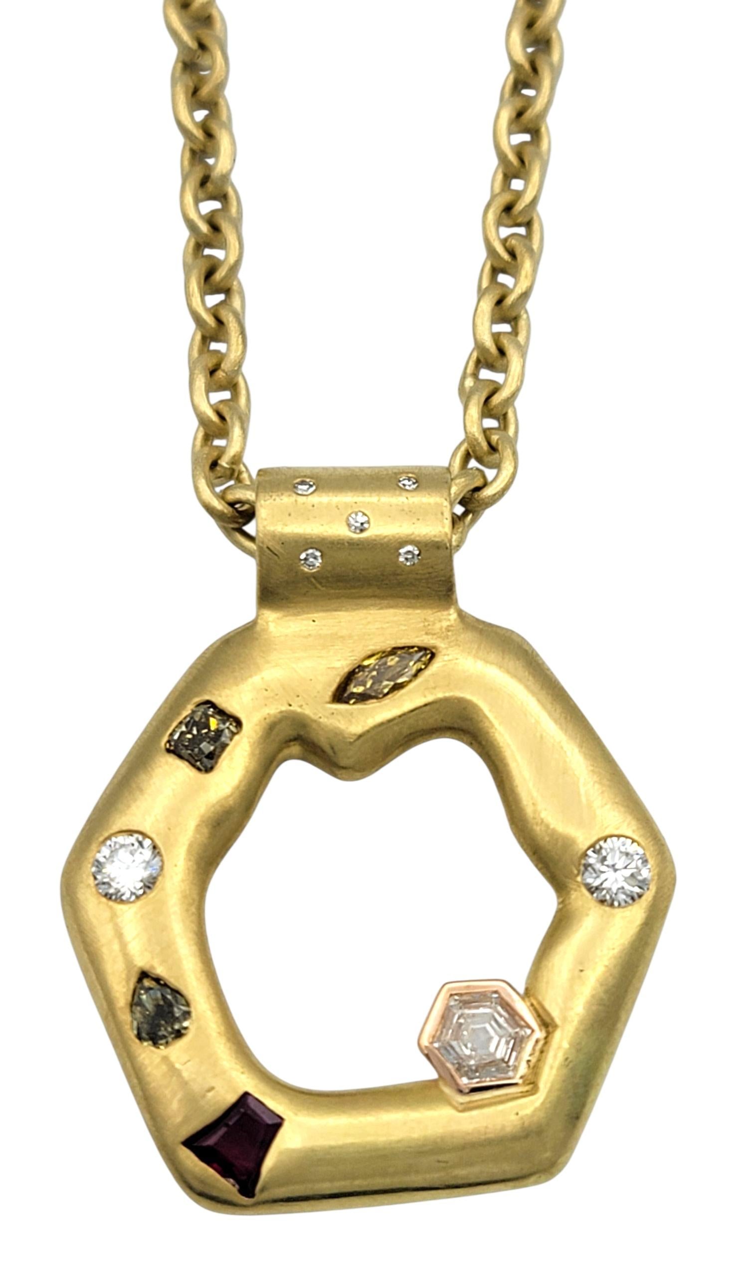 Esagono Collana con ciondolo esagonale di diamanti e rubini multicolore in oro giallo 18 carati in vendita