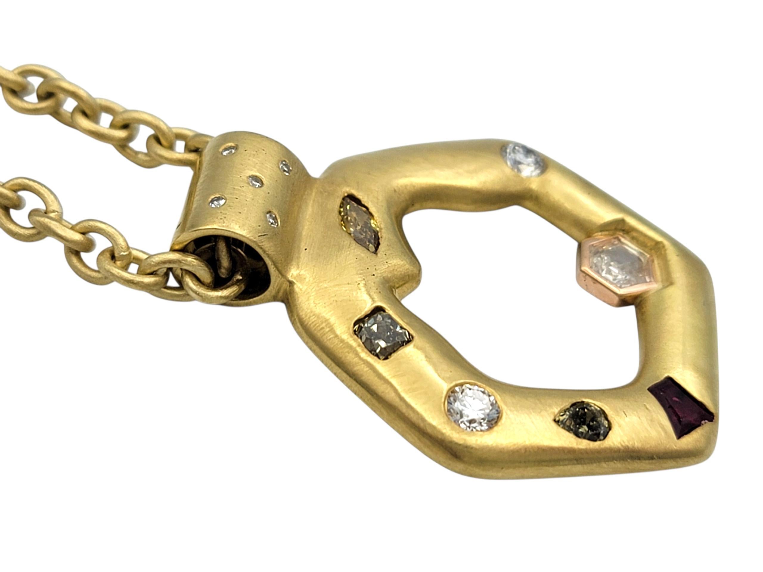 Collana con ciondolo esagonale di diamanti e rubini multicolore in oro giallo 18 carati In condizioni buone in vendita a Scottsdale, AZ