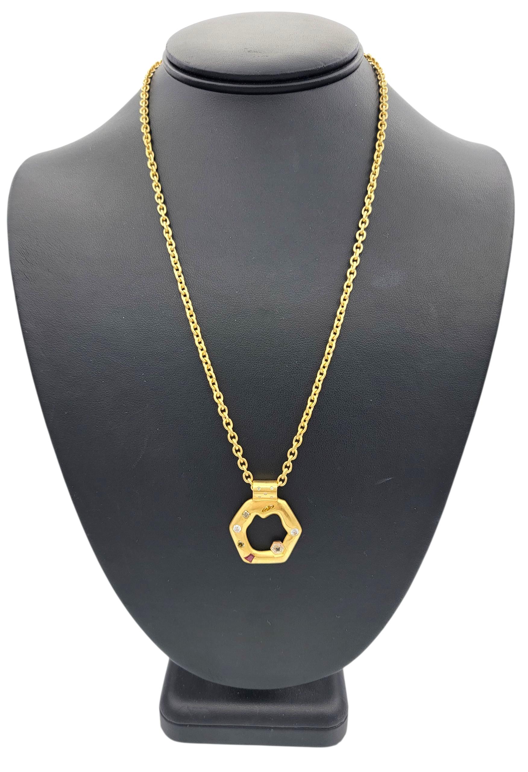 Collana con ciondolo esagonale di diamanti e rubini multicolore in oro giallo 18 carati in vendita 4