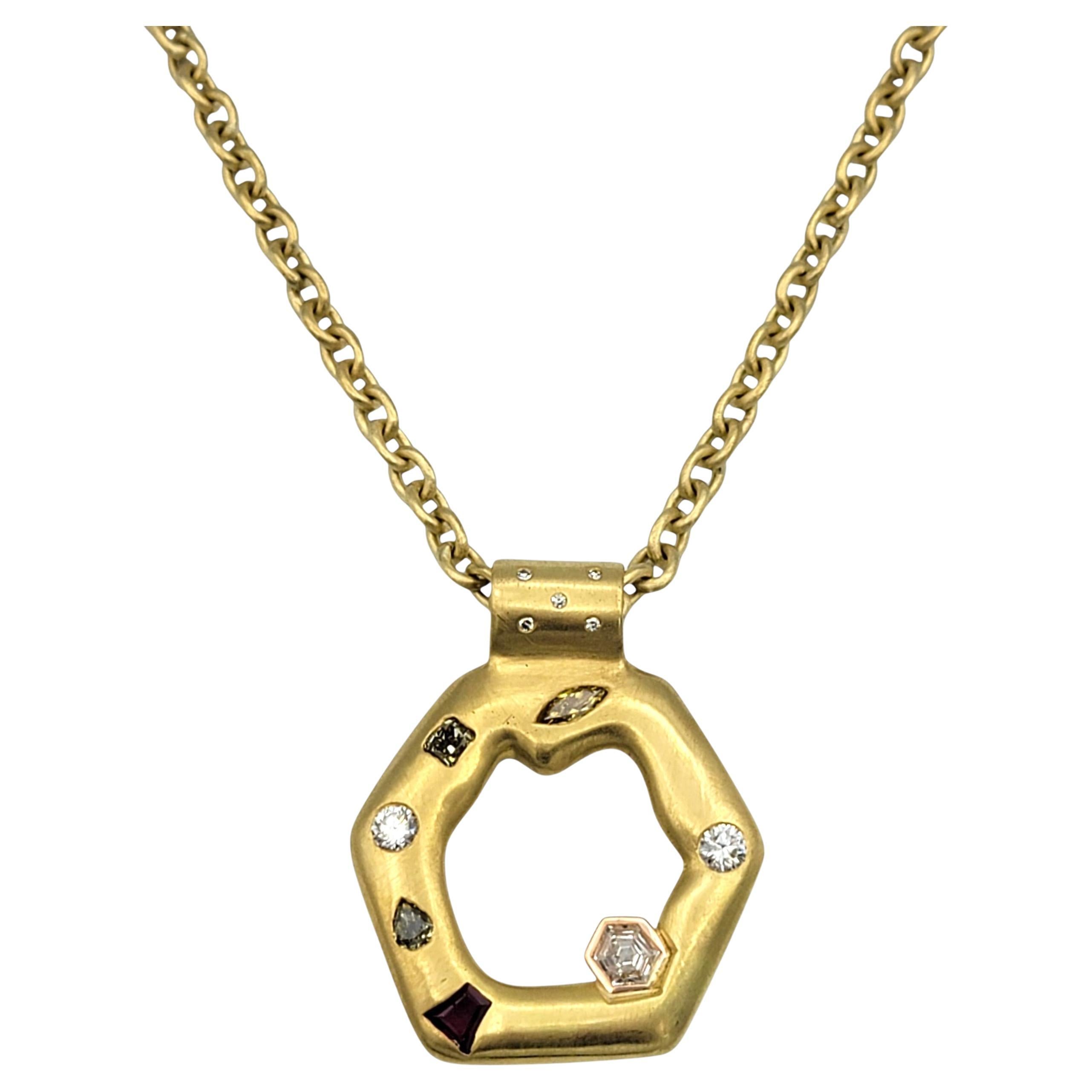 Collar Colgante Hexágono de Diamantes Multicolor y Rubíes en Oro Amarillo de 18 Kilates
