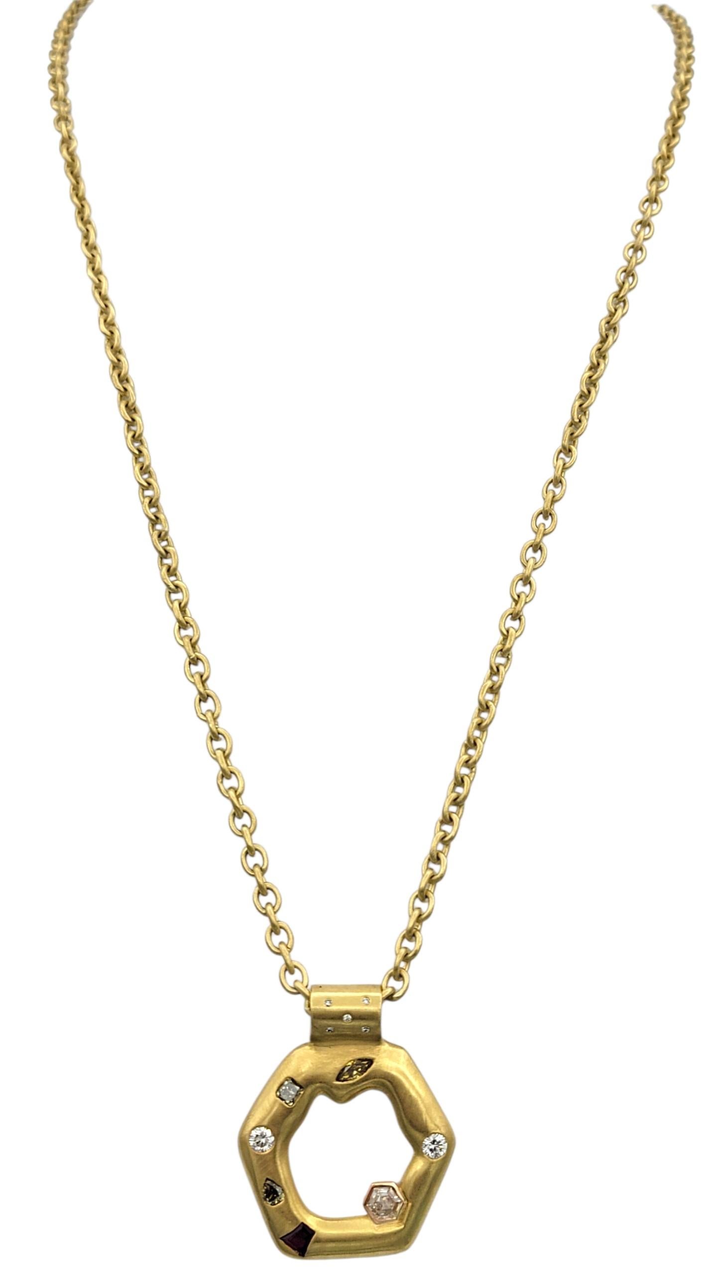 Contemporaneo Collana con ciondolo esagonale di diamanti e rubini multicolore in oro giallo 18 carati in vendita