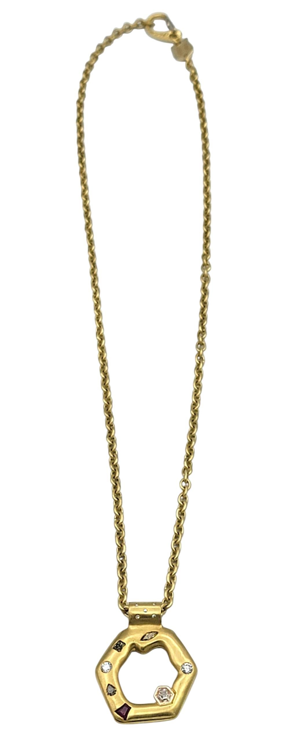 Collana con ciondolo esagonale di diamanti e rubini multicolore in oro giallo 18 carati in vendita 1