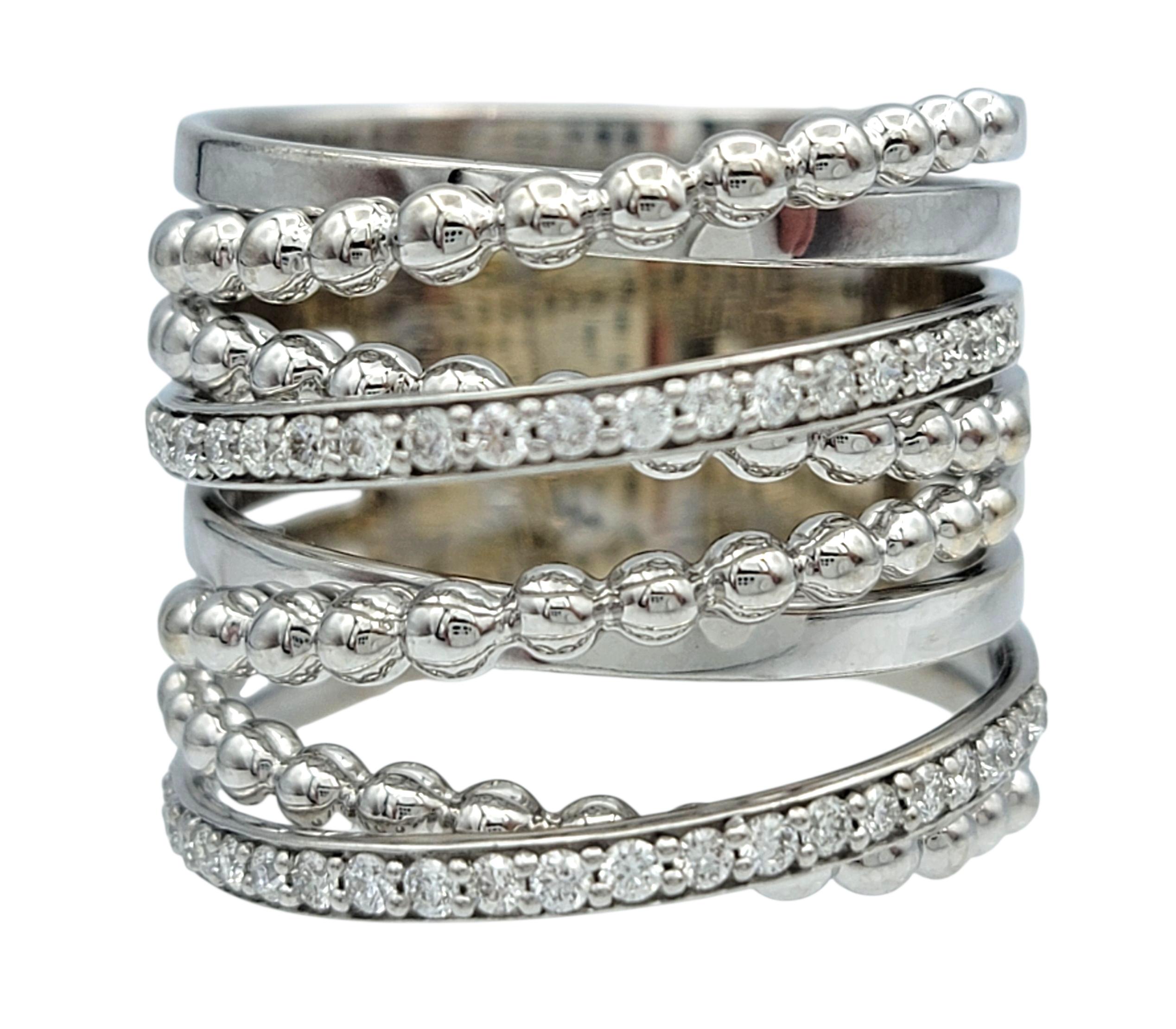 Ringgröße: 8

Dieser zeitgenössische, mehrreihige Ring aus der Bubbles Collection von Hueb besticht durch seine verspielte Eleganz und die dynamische Anordnung von Texturen und Oberflächen. Der aus 18 Karat Weißgold gefertigte Ring zeichnet sich