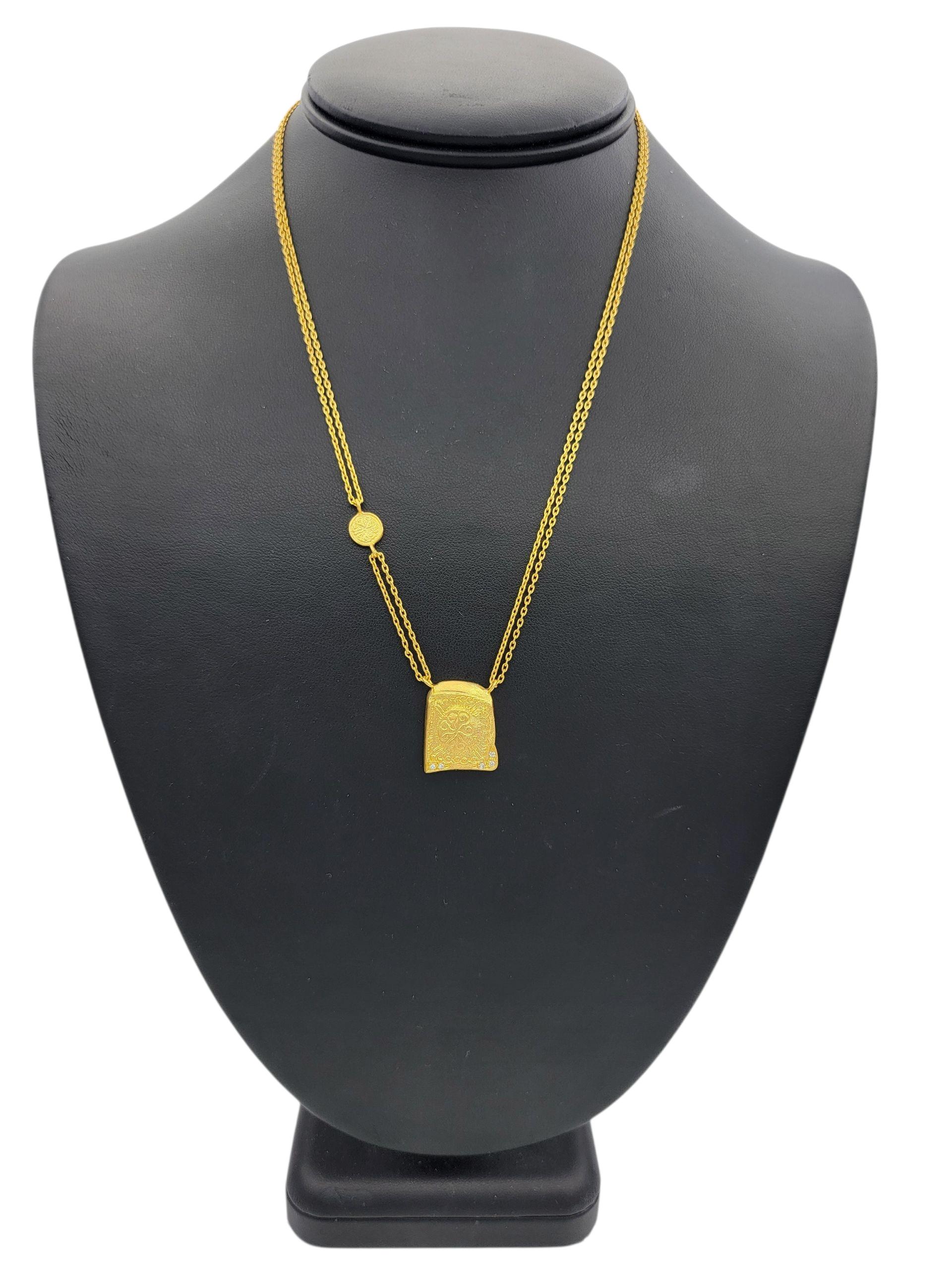 Collier double pendentif tablette avec diamants en or jaune 24 carats en vente 1