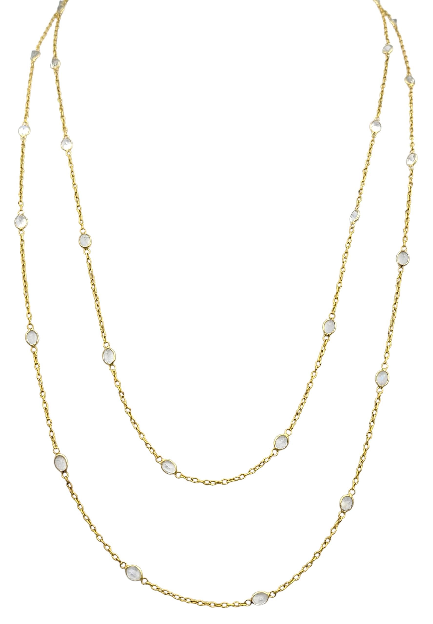 Questa delicata collana a stazioni risplende di una bellezza sobria, con pietre di luna luminose incastonate lungo una raffinata catena in oro giallo 18 carati. Ogni pietra di luna ha un taglio ovale ed è distribuita uniformemente su tutta la