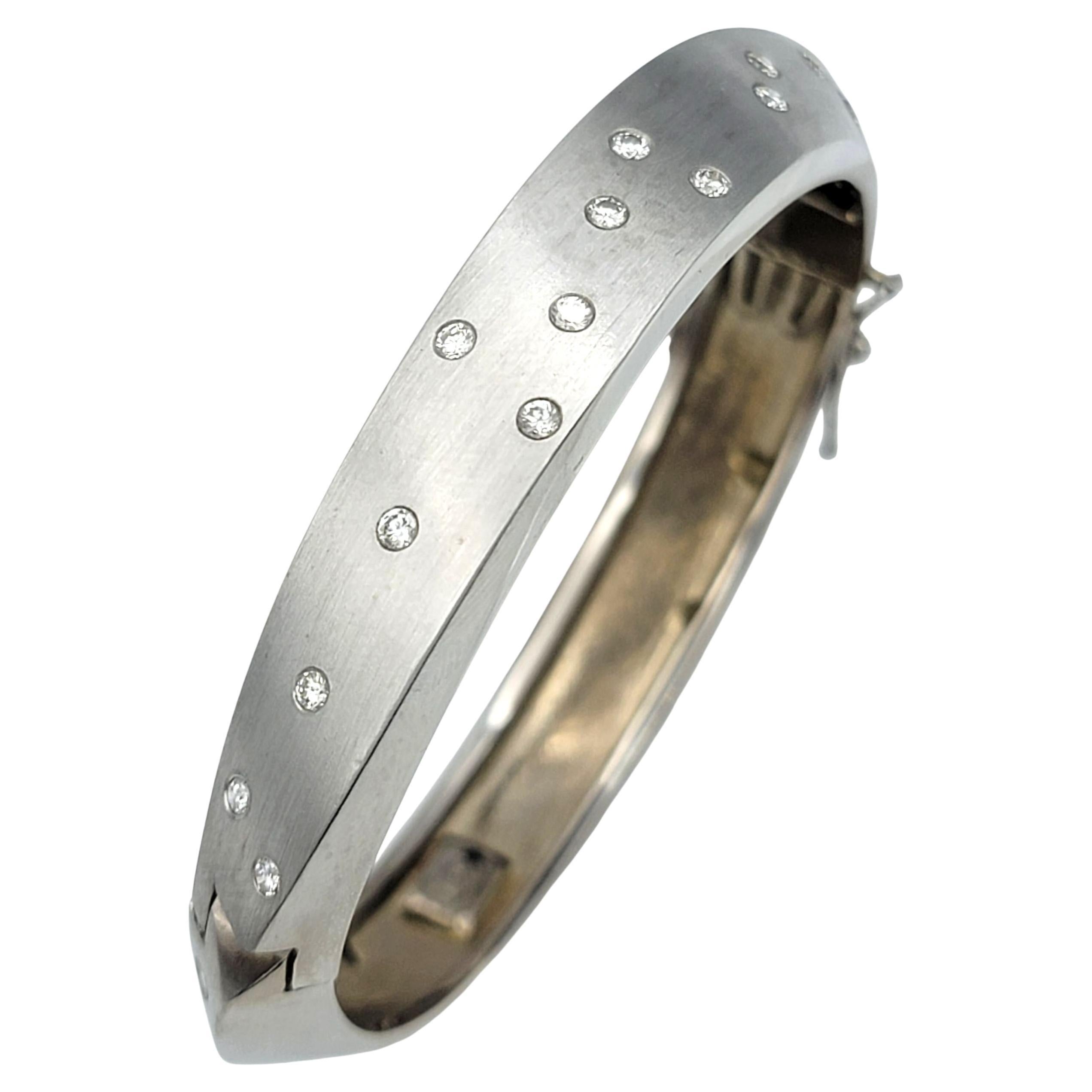 Este atrevido brazalete biselado de Scott Gauthier es una declaración moderna de líneas limpias y lujo. Elaborado en una combinación de oro blanco de 14 quilates cepillado y pulido, el diseño ancho está salpicado de veinticuatro diamantes redondos
