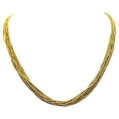 Collar «Multi Strand Twist» de Yuri Ichihashi con cierre de cuenta cepillada en oro de 18 quilates