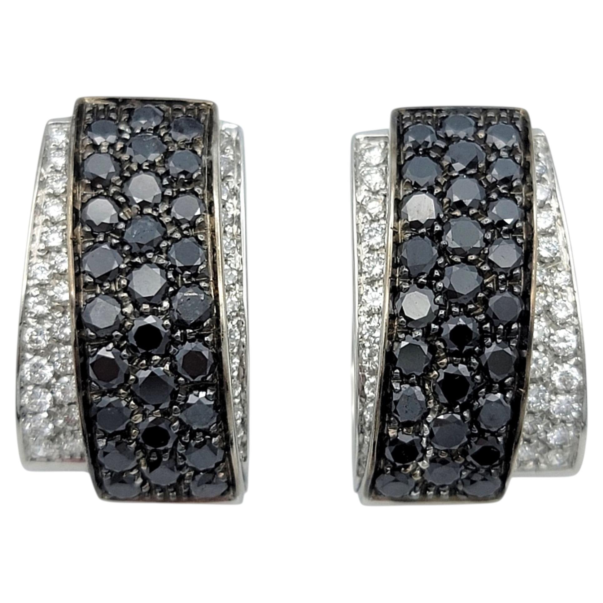 Orecchini a cerchio "J" con diamanti in bianco e nero di Giorgio Visconti, in oro bianco 18 carati in vendita