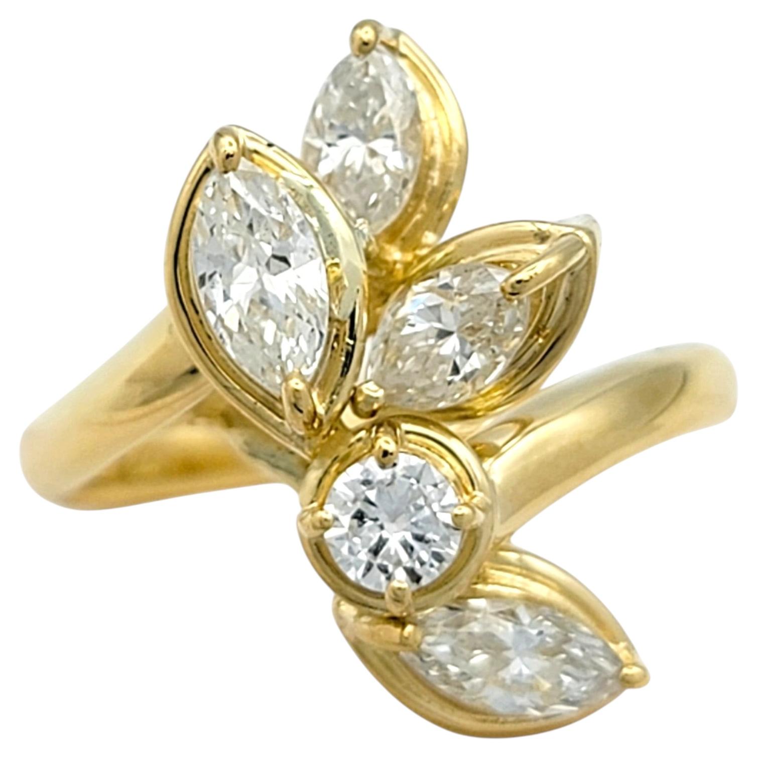 Anillo con motivo floral de ramillete y múltiples diamantes, en oro amarillo de 18 quilates