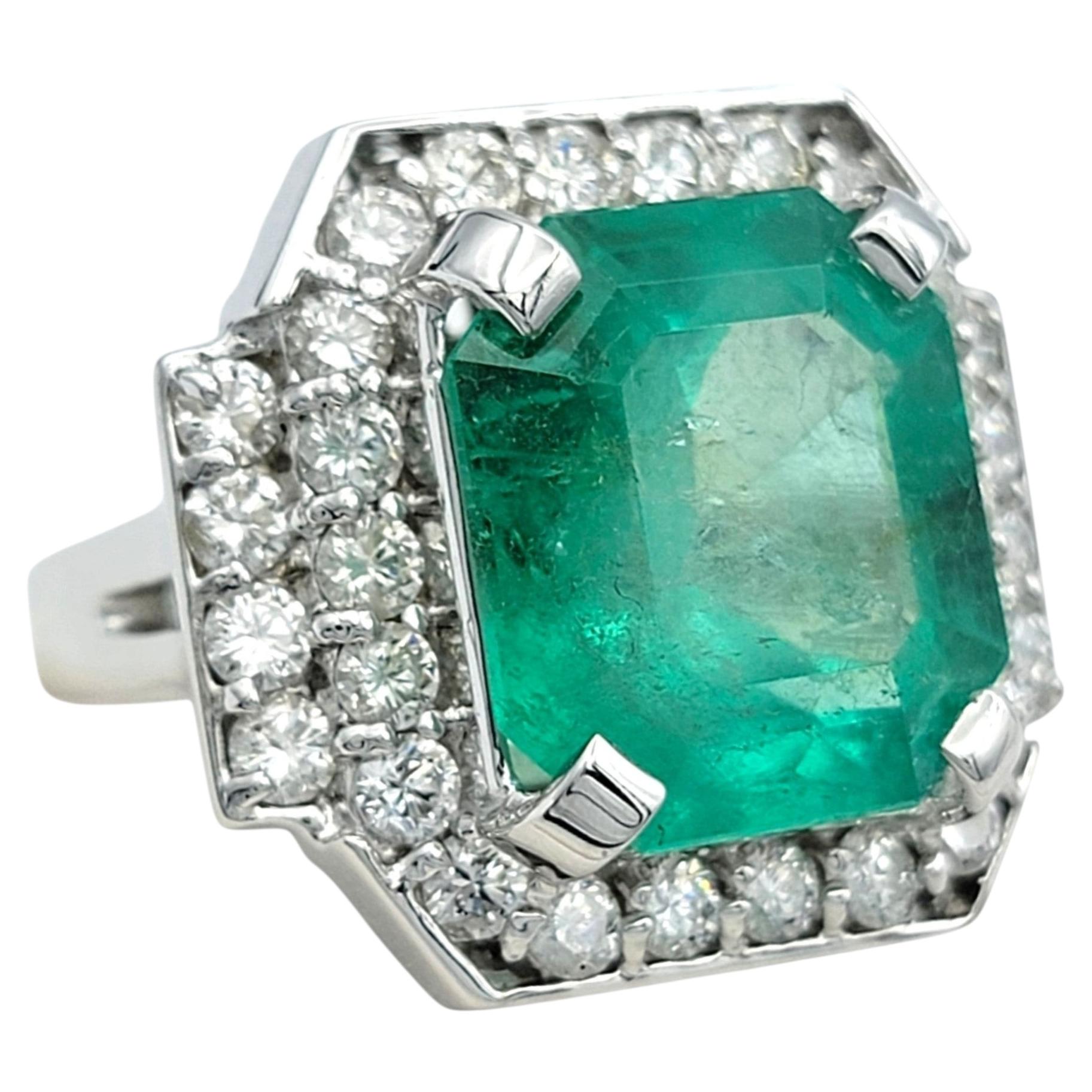 Bague de cocktail en or blanc 18 carats, sertie d'une émeraude colombienne de 12,75 carats et de diamants