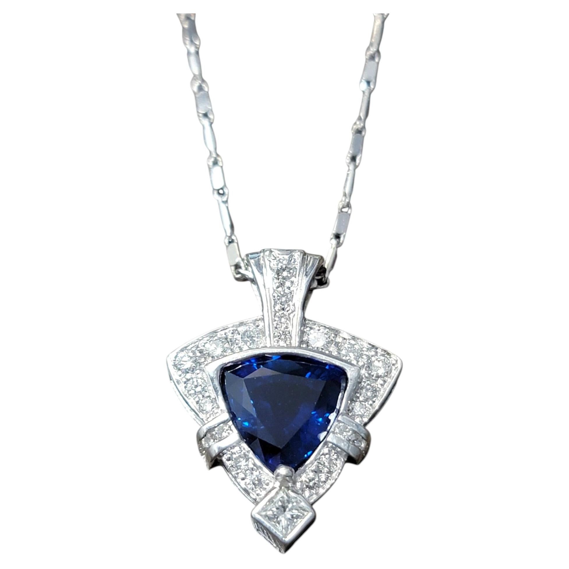 Collier avec pendentif en saphir bleu taille « Trillion » et diamants, en or blanc 14 carats
