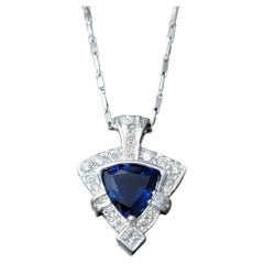 Collier avec pendentif en saphir bleu taille « Trillion » et diamants, en or blanc 14 carats