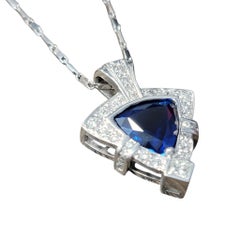 Collier avec pendentif en saphir bleu taille « Trillion » et diamants, en or blanc 14 carats