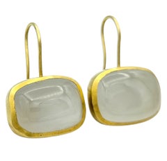 Ohrhänger mit Cabochon-geschliffenem Mondquarz in 18-Karat-Gelbgold