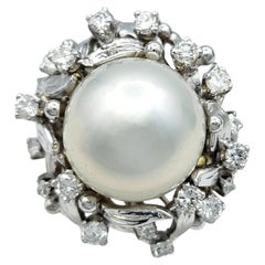 Bague de cocktail en or blanc 14 carats, sertie d'une perle d'eau douce et de plusieurs diamants