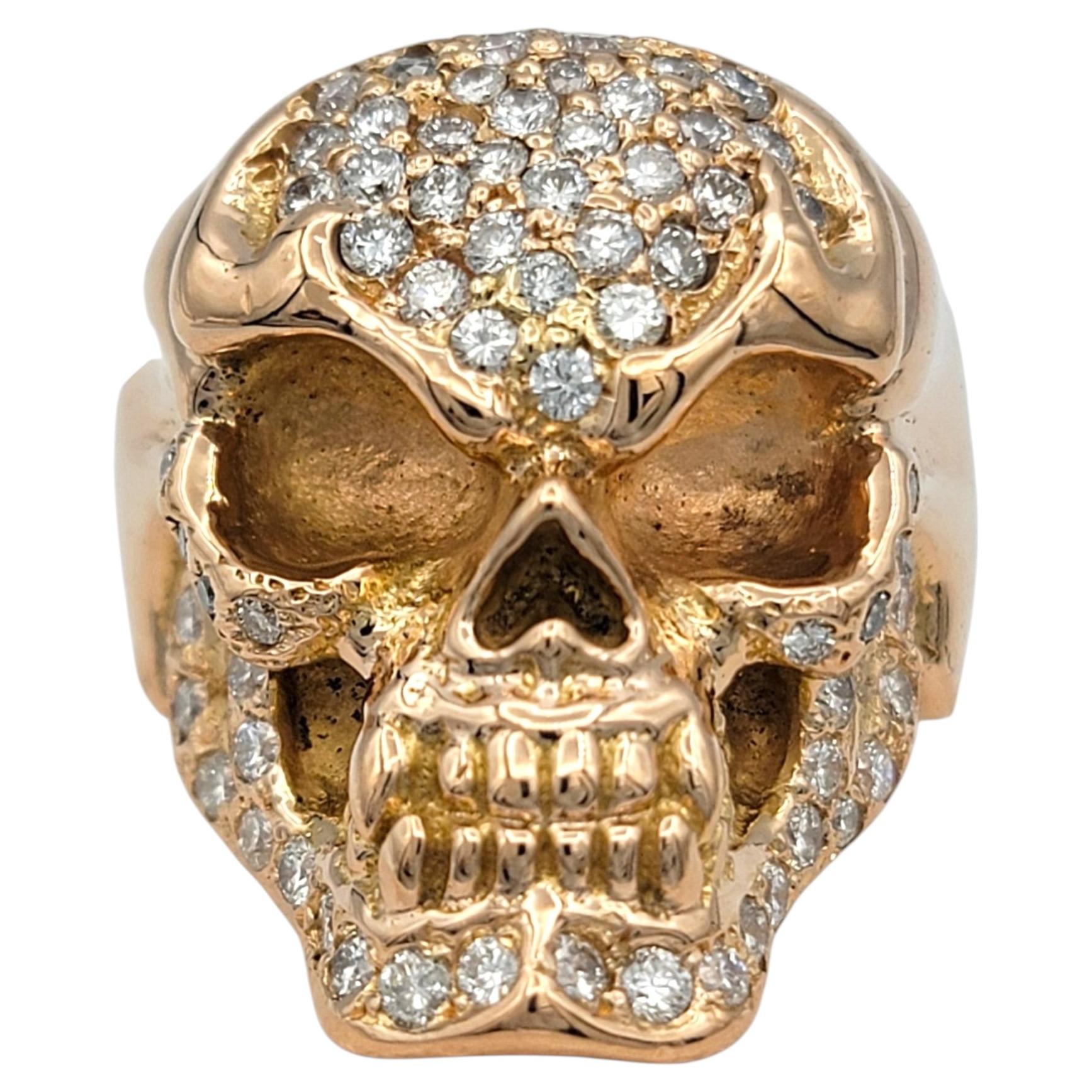 Anello Room 101 con teschio intagliato e diamanti in oro rosa 18 carati in vendita