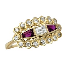 Ring mit konisch zulaufendem Baguette-Rubin und Diamanten sowie gewelltem Rand aus 14-karätigem Gelbgold