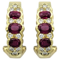 Boucles d'oreilles J-Hoop « Omega Back » de Spark Creations, en rubis et diamants, en or jaune 18 carats
