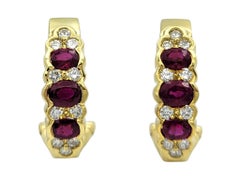 Boucles d'oreilles J-Hoop « Omega Back » de Spark Creations, en rubis et diamants, en or jaune 18 carats