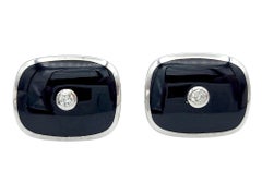 Boutons de manchette Kabana en or blanc 14 carats, sertis d'onyx taille « cushion » et de diamants