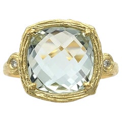 Ring mit einem grünen Amethyst im Kissen-Cabochon-Schliff im Schachbrettmuster und Diamantakzenten aus 14-karätigem Gold