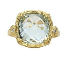 Ring mit einem grünen Amethyst im Kissen-Cabochon-Schliff im Schachbrettmuster und Diamantakzenten aus 14-karätigem Gold