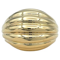 Anillo llamativo «Ridged Dome» de Henry Dankner en oro amarillo de 14 quilates pulido